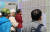 11일 오후 경기 수원시 팔달구 화성행궁에서 열린 ‘2023년 노인 일자리 채용 한마당’에서 어르신들이 구직활동을 하고 있다. 뉴스1