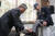 배상근 한국경제인협회 전무가 19일 국립서울현충원에서 열린 '6.25참전영웅 맞춤형 신발 증정식'에서 방지철 참전용사에게 신발을 신겨드리고 있다. 사진 한경협