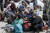 외국인·이중국적자들이 16일(현지시간) 가자지구 남부의 라파 국경 앞에서 노숙하고 있다. EPA=연합뉴스