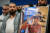 17일(현지시간) 미국 일리노이주의 한 농구장에서 진행된 와데아 알 파윰의 추모 행사에서 부친 오데이 알 파윰이 하트의 반쪽을 그리고 있는 아들의 사진 옆에 서 있다. 로이터=연합뉴스