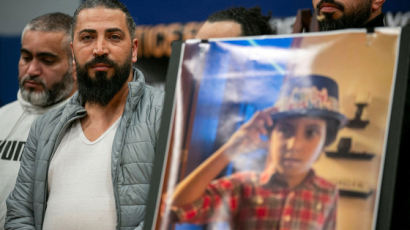 영원히 채워지지 않을 ‘반쪽 하트’…팔레스타인계 6살 사망에 비통 빠진 美