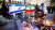 팔레스타인 무장 정파 하마스의 기습 공격을 받은 이스라엘을 지지하는 시위가 지난 11일(현지시간) 스웨덴 스톡홀름에서 열렸다. 참가자들이 이스라엘 국기와 이란 국기(가운데)를 들고 있다. [AFP=연합뉴스]