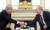 블라디미르 푸틴 러시아 대통령(오른쪽)이 지난 2020년 1월 30일 러시아 모스크바 크렘린궁에서 열린 회담에서 베냐민 네타냐후 이스라엘 총리와 악수하고 있다. AP=연합뉴스
