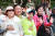 김영환 충북지사가 지난 5월 충북 괴산에서 열린 '충북 100인의 아빠단 발대식'에 참석한 아이들을 안고 환호하고 있다. 사진 충북도