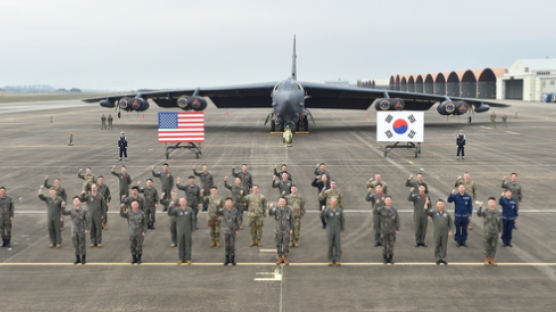 청주공항 B-52 앞 함께선 한·미…유사시 대북 핵반격 시사