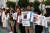 하마스 등에 납치된 이스라엘인 가족들이 19일 이스라엘 텔아비브 국방부 앞에서 납치된 가족 사진을 들고 인질 문제 해결을 촉구하고 있다. AFP=연합뉴스
