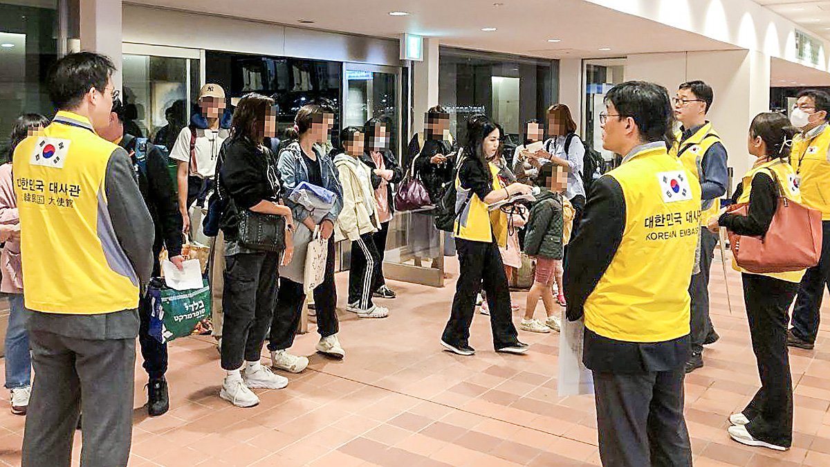 21일 주일 한국대사관 관계자들이 도쿄 하네다 공항에서 일본 수송기를 이용해 이스라엘을 빠져나온 한국인들을 맞이하고 있다. 사진 외교부