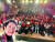 제28회 부산국제영화제를 찾은 홍콩 배우 저우룬파(주윤발)가 개막 이튿날인 5일 부산 해운대구 KNN시어터에서 열린 기자회견 무대에서 객석의 취재진과 함께 '셀카'를 찍었다. 부산=나원정 기자