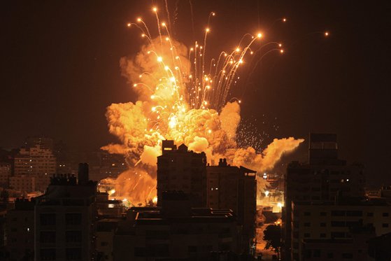 8일(현지시간) 이스라엘의 폭격으로 가자지구 건물이 화염에 휩싸이고 있다. 사망자 수가 1000명 가까이 급증했다.AFP=연합뉴스