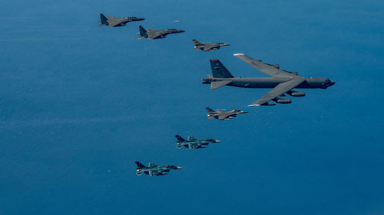 B-52H 한·미·일 첫 공중훈련에 투입…"北오판 말라는 공개 경고"