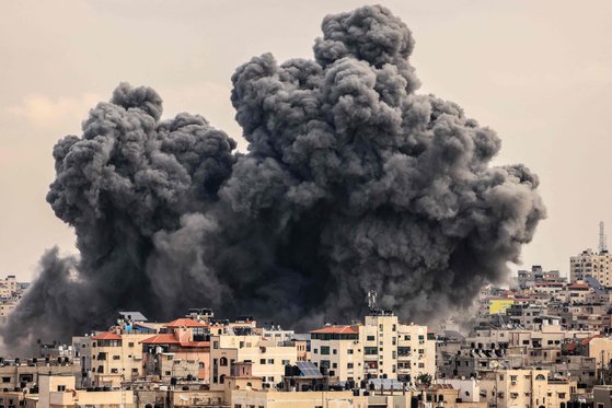 9일(현지시간) 이스라엘의 공습으로 가자지구 시내에 검은 연기가 솟아오르고 있다.AFP=연합뉴스
