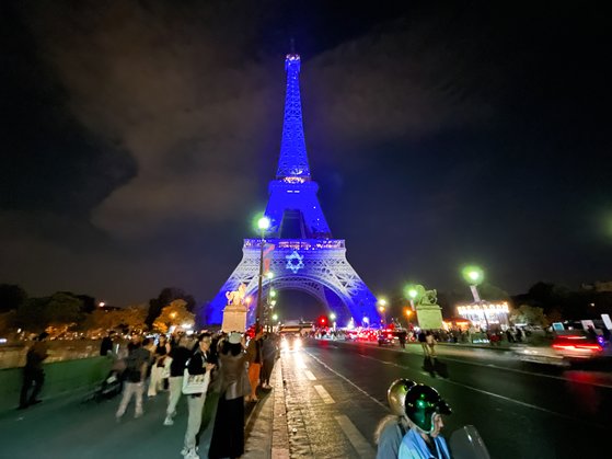 9일(현지시간) 프랑스 파리 에펠탑이 이스라엘 지지를 뜻하는 이스라엘 국기 색상인 파란색으로 조명을 밝히고 있다.타스=연합뉴스