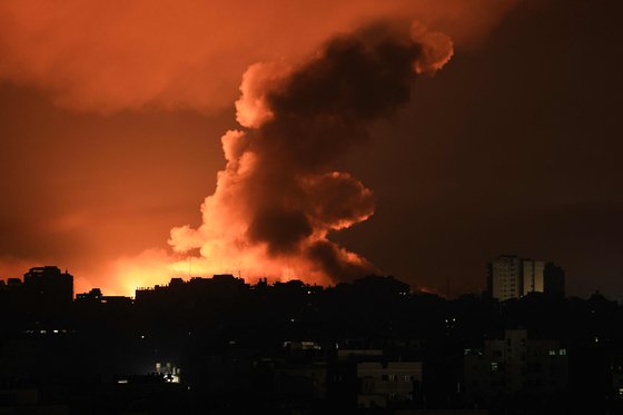 13일(현지시간) 이스라엘의 공습으로 가자지구 건물 위로 불과 연기가 치솟고 있다. 유엔은 이스라엘이 가자 북부 주민 110만 명에게 24시간 이내에 영토 남쪽으로 이주하라고 명령했다는 소식을 접했고, 유엔 대변인은 이날 AFP에 인도주의적 이유로 이 명령을 철회할 것을 촉구했다고 밝혔다. AFP=연합뉴스