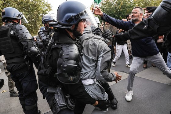 12일(현지시간) 프랑스 파리에서 팔레스타인을 지지하는 시위현장에서 경찰들이 경계선을 통과하려는 시위자를 가로막고잇다. EPA=연합뉴스 