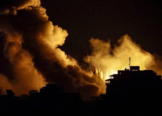 18일(현지시간) 가자시티 탈 알-하와(Tal Al-Hawa) 지역에 이스라엘이 공습하고있다.EPA=연합뉴스 