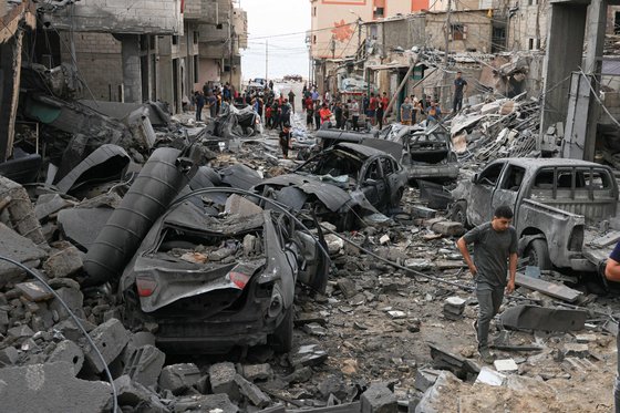이스라엘의 공습으로 파괴된 9일(현지시간) 가자지구. 이스라엘은 전날 밤새 500개 이상의 목표물을 타격했다. 사망자가 이 시각 1100명을 넘었다.AFP=연합뉴스