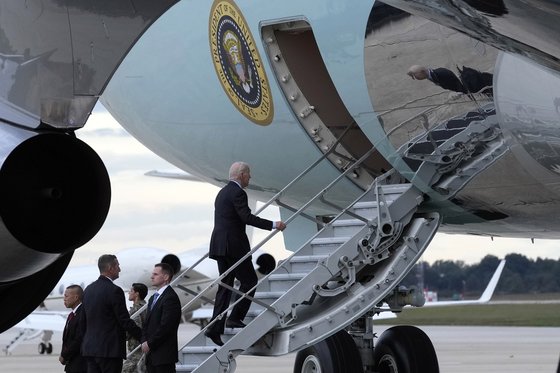 조 바이든 미국 대통령이 17일(현지시간) 이스라엘로 가기 위해 메릴랜드주 앤드류스 공군기지 전용기에 오르고 있다.AP=연합뉴스