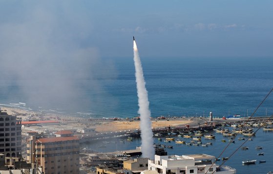 7일(현지사간) 팔레스타인 무장군이 쏜 로켓이 이스라엘 가자지구로 향하고 있다. 로이터=연합뉴스