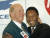 브라질의 축구 황제 펠레(오른쪽)와 1998프랑스월드컵 관련 행사장에서 만나 반갑게 인사를 나누는 보비 찰턴 경. AP=연합뉴스