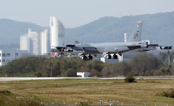 17일 오전 미군 전략폭격기 B-52 '스트래토포트리스'가 청주공항에 착륙하고 있다.연합뉴스