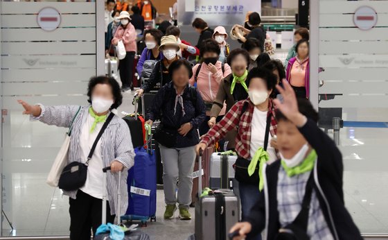 이스라엘 텔아비브 공항에서 출발한 한국 국민 체류자들이 11일 인천국제공항 2터미널 입국장을 통해 귀국하고 있다.연합뉴스