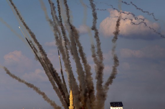10일(현지시간) 팔레스타인 가자지구에서 이스라엘을 향해 로켓포가 발사되고있다. 신화통신=연합뉴스