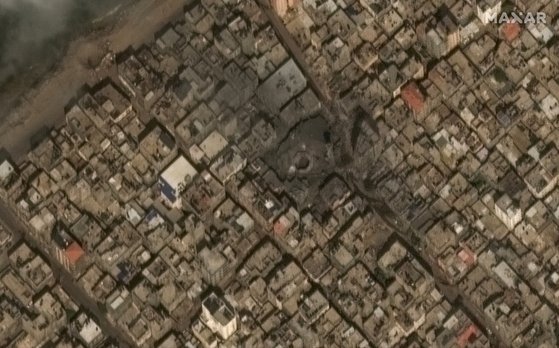 10일(현지시간) 이스라엘의 공격으로 파괴된 가자지구 서부에 있는알 가르비 모스크의 위성 사진. 로이터=연합뉴스