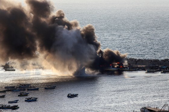 이스라엘 공군이 10일(현지시간) 가자지구 항구를 공습한 후 연기가 피어오르고 있다.신화=연합뉴스