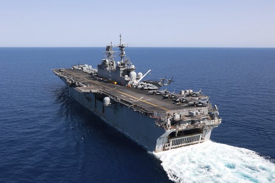 지난 8월 28일(현지시간) 홍해를 통과하고있는 USS 바탄(USS Bataan)과 26 MEU. 이들은 걸프만을 포함하여 지역 주변의 중요한 수로에서 이란의 공격을 억제하기 위한 노력의 일환으로 지난 8월부터 중동에서 작전을 수행해오고있다.AP=연합뉴스