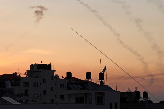 7일(현지시간) 이스라엘 아이언돔 대공 방어시스템이 팔레스타인 가자 지구에서 발사된 로켓을 요격하고 있다. AFP=연합뉴스