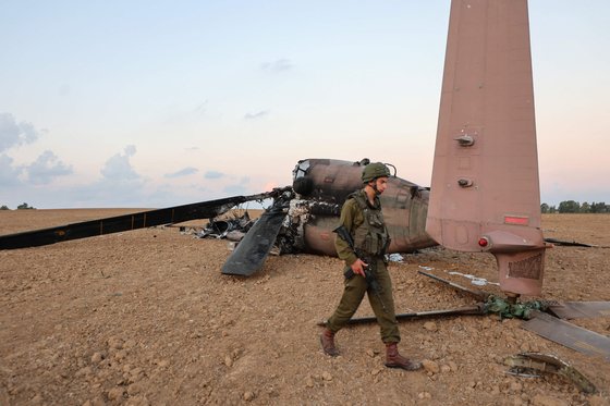 15일(현지시간) 이스라엘 북구 국경에서 하마스의 공격으로 추락한 대형 수송헬기 ‘CH-53 수퍼 스탈리온’ .AFP=연합뉴스