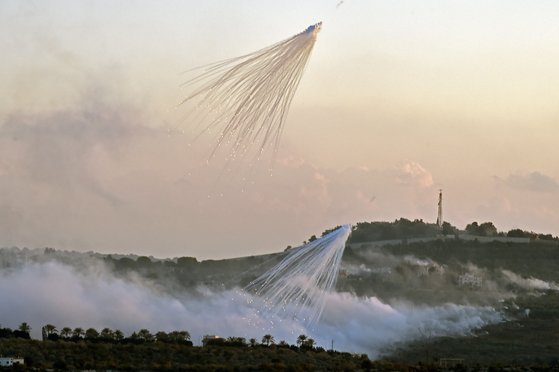 16일(현지시간)이스라엘 포탄이 레바논-이스라엘 국경 근처 다이라 마을 상공에서 폭발하고있다. 이스라엘 방위군(IDF)은 이날 레바논 국경에서 2km 이내에 있는 이스라엘 북부 28개 지역 주민들에게 대피명령을 내렸다. IDF는 다음날인 17일 이른 아침부터 레바논에 공습을 시작했다.EPA=연합뉴스