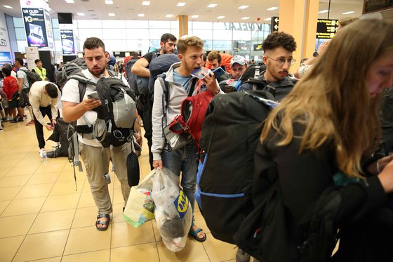 10일(현지시간) 페루 리마의 공항에 이스라엘 청년들이 항공기 탑승을 기다리고 있다. EPA=연합뉴스