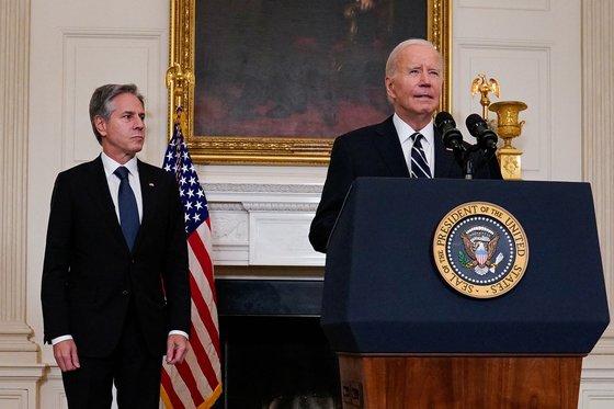 조 바이든 미국 대통령(오른쪽)이 7일(현지시간) 워싱턴 DC 백악관에서 팔레스타인 무장 정파 하마스의 이스라엘 기습 공격을 규탄하는 긴급 연설을 하고 있다. 왼쪽은 토니 블링컨 미 국무장관. 로이터=연합뉴스