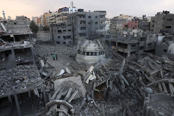 9일(현지시간) 이스라엘의 공습으로 파괴된 가자지구의 아흐메드 야신 모스크 주변. 팔레스타인 무장세력과의 전쟁에 따른 사망자가 1100명 이상으로 급증했다. AFP=연합뉴스