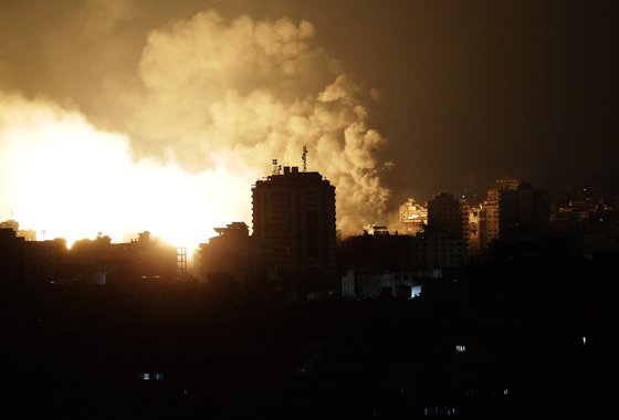 전쟁 사흘째이던 9일(현지시간) 밤 에도 이스라엘의 가자지구에 대한 보복공습은 이어졌다. 이스라엘과 하마스 양측 사망자는 이 시각 현재 1500여명에 달하고 있다. EPA=연합뉴스