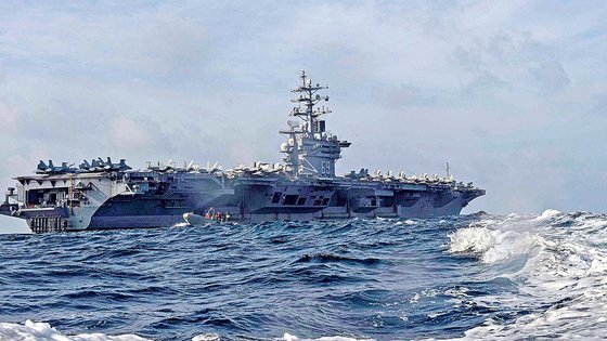  미 해군 항공모함 아이젠하워호가 지난 2020년 4월 17일(현지시간) 아라비아해에서 훈련하고 있다. 로이터=연합뉴스