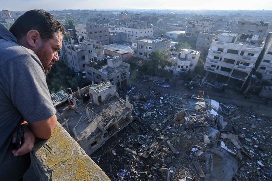 16일(현지시간) 가자지구 남부 라파 난민캠프에서 한 팔레스타인 남자가 이스라엘의 공습으로 파괴된 건물을 바라보고 있다. 지난 7일 하마스의 기습공격에 따른 이스라엘의 무자비한 폭격으로 가자지구는 황폐화되었고 팔레스타인 주민 2670여명이 사망했다. AFP=연합뉴스
