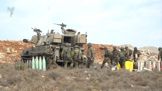 12일(현지시간) 이스라엘 바위군(IDF)가 공개한 영상. 북부 사령부 구역의 이스라엘군과 예비군이 이스라엘 북쪽 레바논 국경 근처 정착지에 배치되고 있다. UPI=연합뉴스 