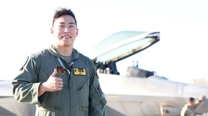 F-22 모는 의사 “비행 중 몸 변화 직접 느끼며 치료법 모색”