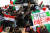 21일 영국 런던에서 팔레스타인과 연대하는 시위자들이 시위를 벌이고 있다. 로이터=연합뉴스