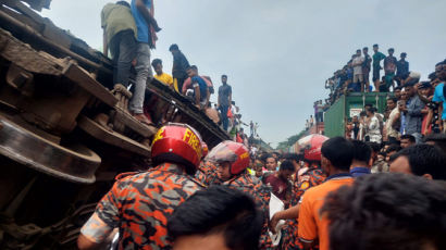 방글라서 화물열차가 여객열차 들이받아…최소 17명 숨져
