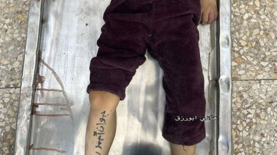 "시신 확인이라도…" 아이 다리에 이름 적는 가자지구 부모들