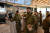 이스라엘 군인들이 지난 15일 가자지구 경계 근처에 있는 패스트푸드점에서 식사를 주문하고 있다. 이스라엘 정부가 하마스와 지상전에 대비해 36만명의 예비군을 동원하면서 이스라엘 기업에선 인력이 모자란 상황이다. AFP=연합뉴스
