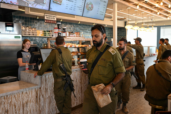 흔들리는 이스라엘 경제…통화가치 8년 만에 최저, 관광객 급감