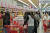 롯데마트 제타플렉스 서울역점 내 외국인 특화 매장에서 외국인 고객들이 쇼핑하고 있다. 사진 롯데마트