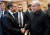 에마뉘엘 마크롱 프랑스 대통령(왼쪽)과 악수하는 베냐민 네타냐후 총리. AFP=연합뉴스