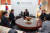 이영 중소벤처기업부 장관(왼쪽에서 세 번째)이 23일 대전 소상공인시장진흥공단을 방문해 소상공인 경제상황에 대해 논의하고 있다.