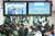 올 4월 17일 오전 서울 강서구 김포골드라인 김포공항역 승강장에서 출근길 시민이 지하철 9호선 환승 승강장으로 향하고 있다.뉴스1