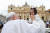 프란치스코 교황이 25일(현지시간) 바티칸 성 베드로 광장에서 주간 일반 알현일에 어린이에게 인사하고 있다. 로이터=연합뉴스